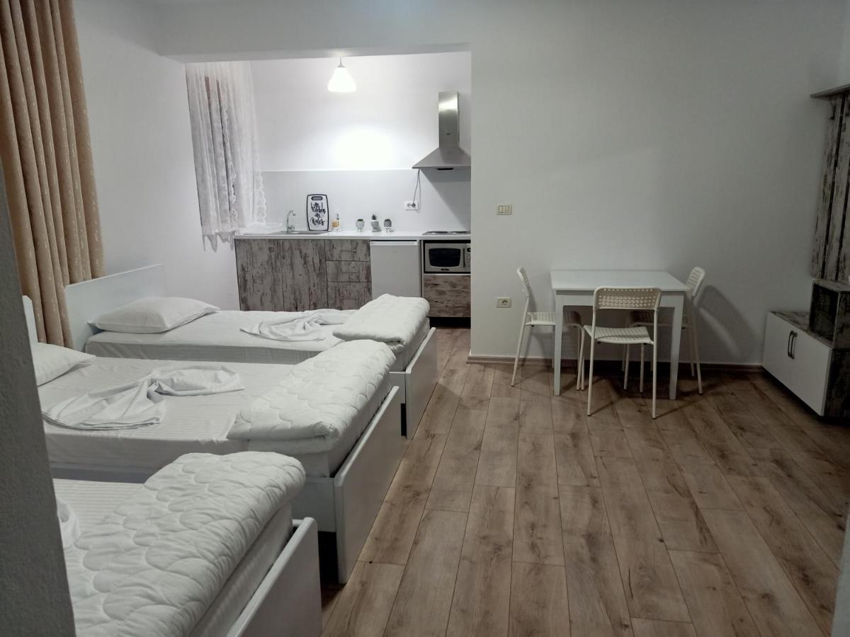 Room Click Inn Gjirokastra Zewnętrze zdjęcie